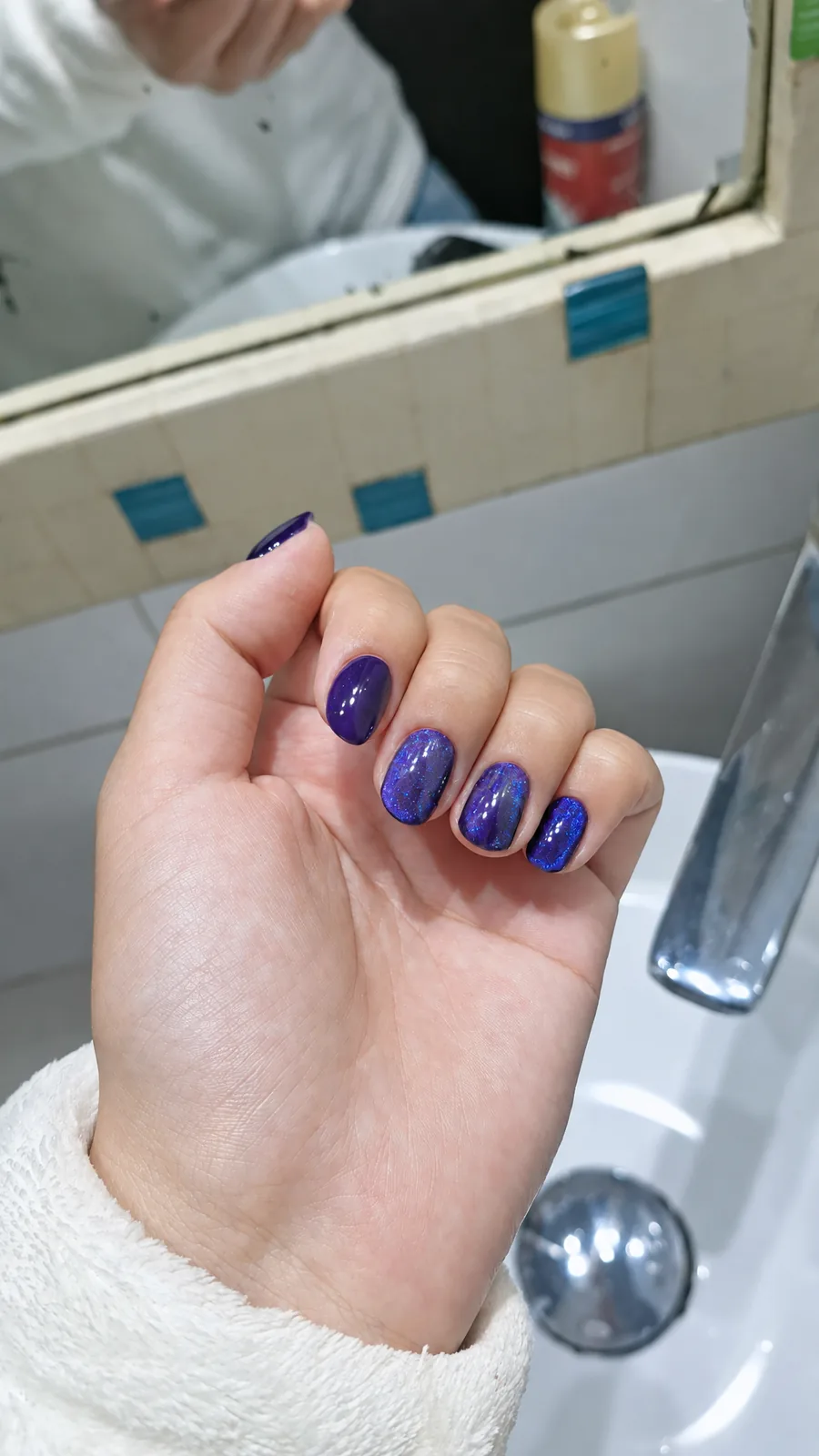 Uñas esmaltadas en violeta