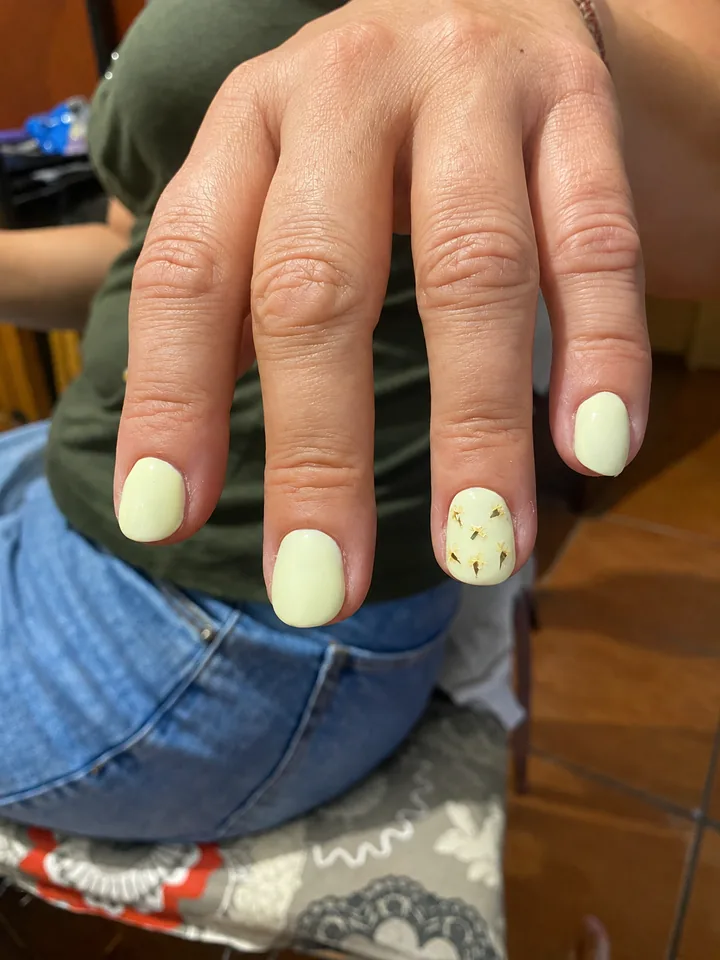 Uñas en amarillo con detalle