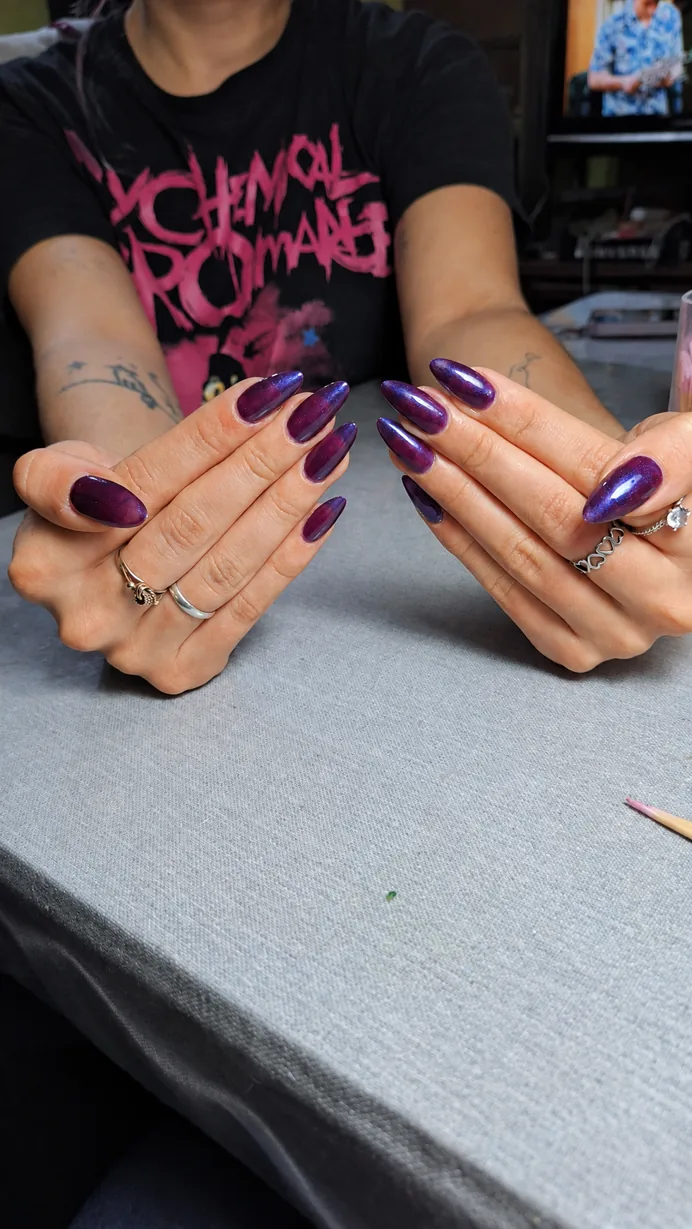 Uñas en violeta