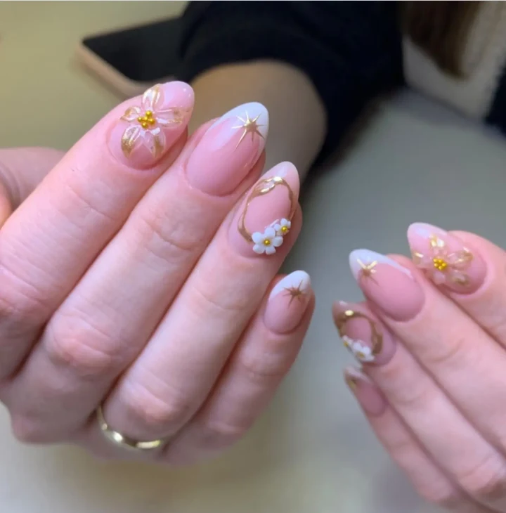 Uñas con diseño en dorado